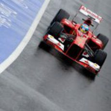 Fernando Alonso sale del 'pit-lane' con su F138
