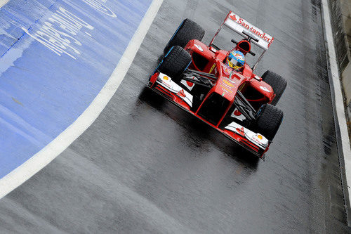 Fernando Alonso sale del 'pit-lane' con su F138