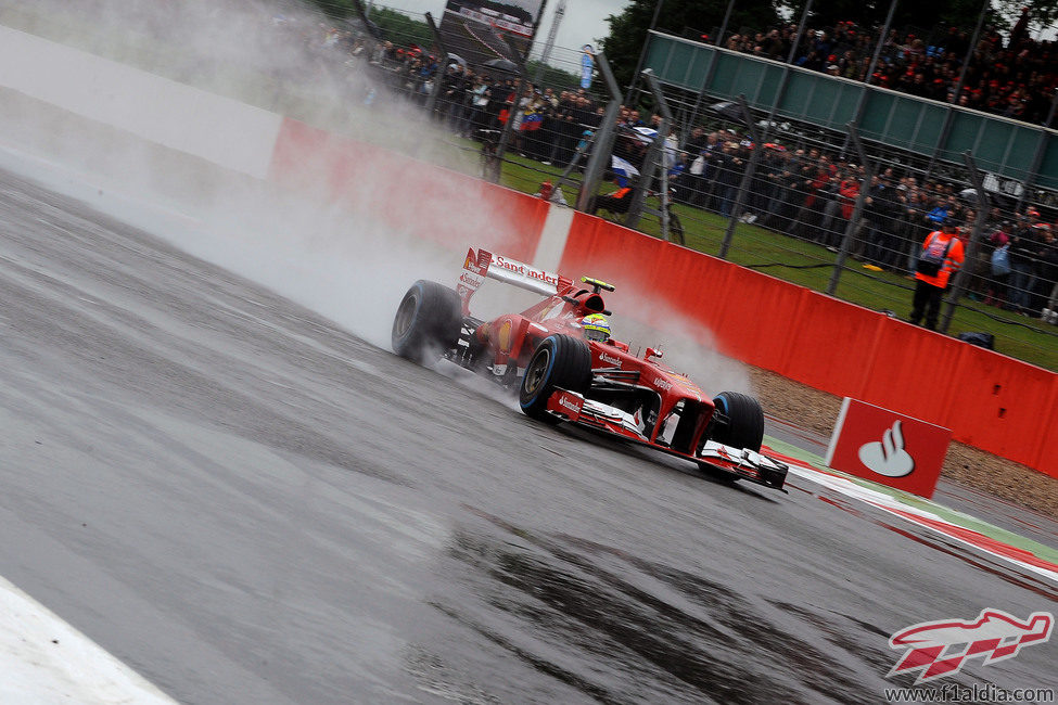 Felipe Massa levanta gran cantidad de agua a su paso con el F138