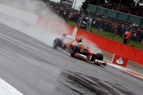 Felipe Massa levanta gran cantidad de agua a su paso con el F138