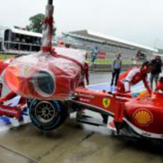 Fernando Alonso se mete en su 'box' tras un primer contacto con la pista