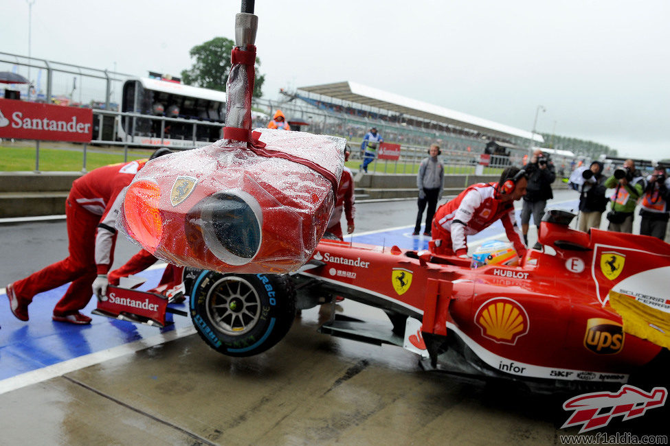 Fernando Alonso se mete en su 'box' tras un primer contacto con la pista