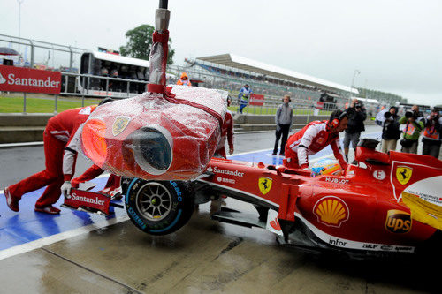 Fernando Alonso se mete en su 'box' tras un primer contacto con la pista
