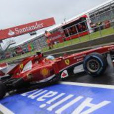 Fernando Alonso sale de su 'box' con neumáticos de lluvia extrema