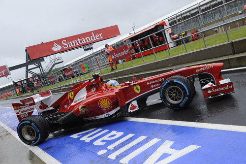 Fernando Alonso sale de su 'box' con neumáticos de lluvia extrema