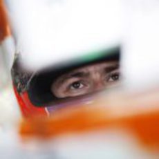 Paul di Resta espera pacientemente en boxes