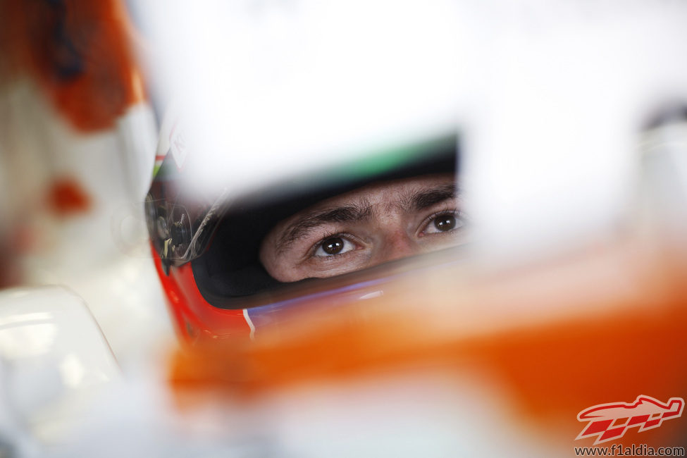 Paul di Resta espera pacientemente en boxes