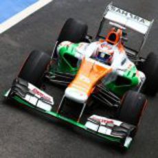 Paul di Resta pasa por el pit-lane