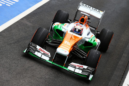 Paul di Resta pasa por el pit-lane