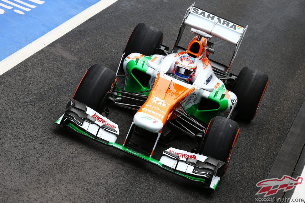 Paul di Resta pasa por el pit-lane