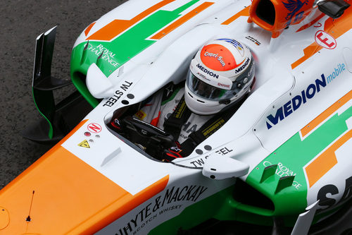 Adrian Sutil enfoca el final del pit-lane