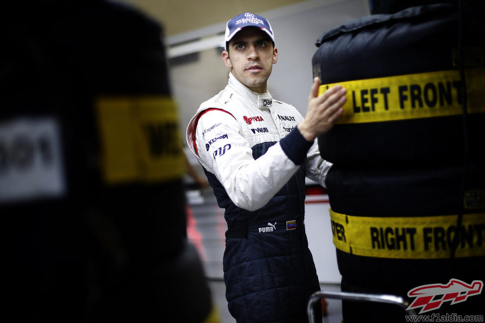 Pastor Maldonado sostiene sus neumáticos