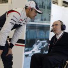 Pastor Maldonado escucha a Frank Williams