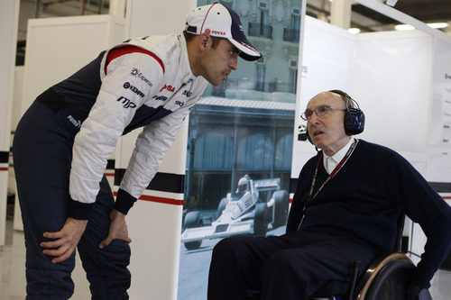 Pastor Maldonado escucha a Frank Williams