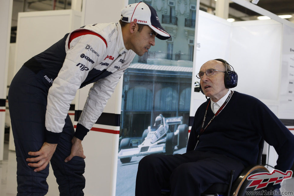 Pastor Maldonado escucha a Frank Williams