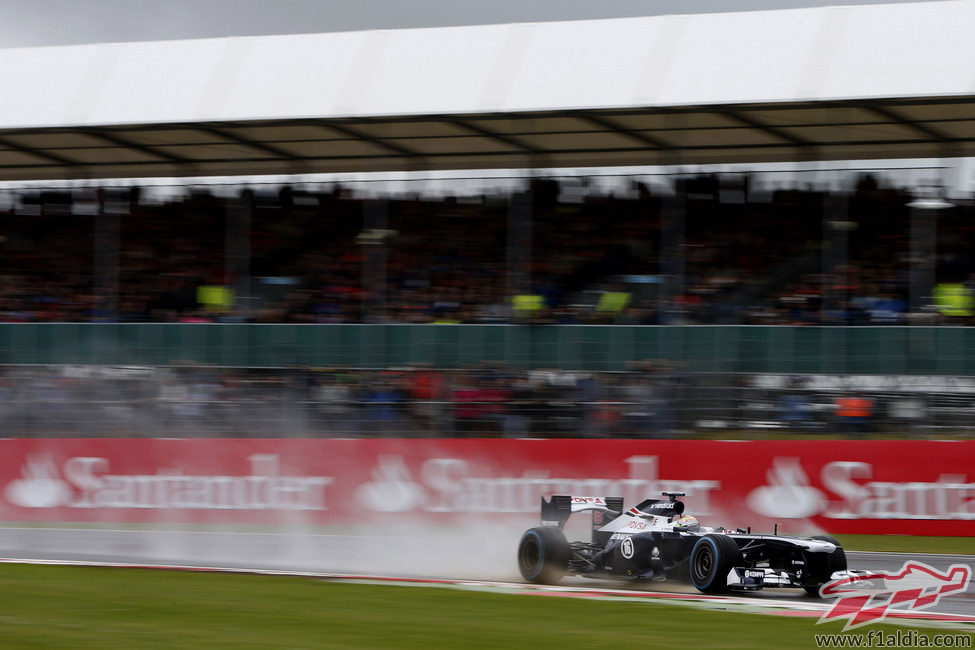 Pastor Maldonado saca el máximo partido de su FW35 sobre mojado