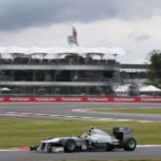 Lewis Hamilton llega a la anterior zona de la meta