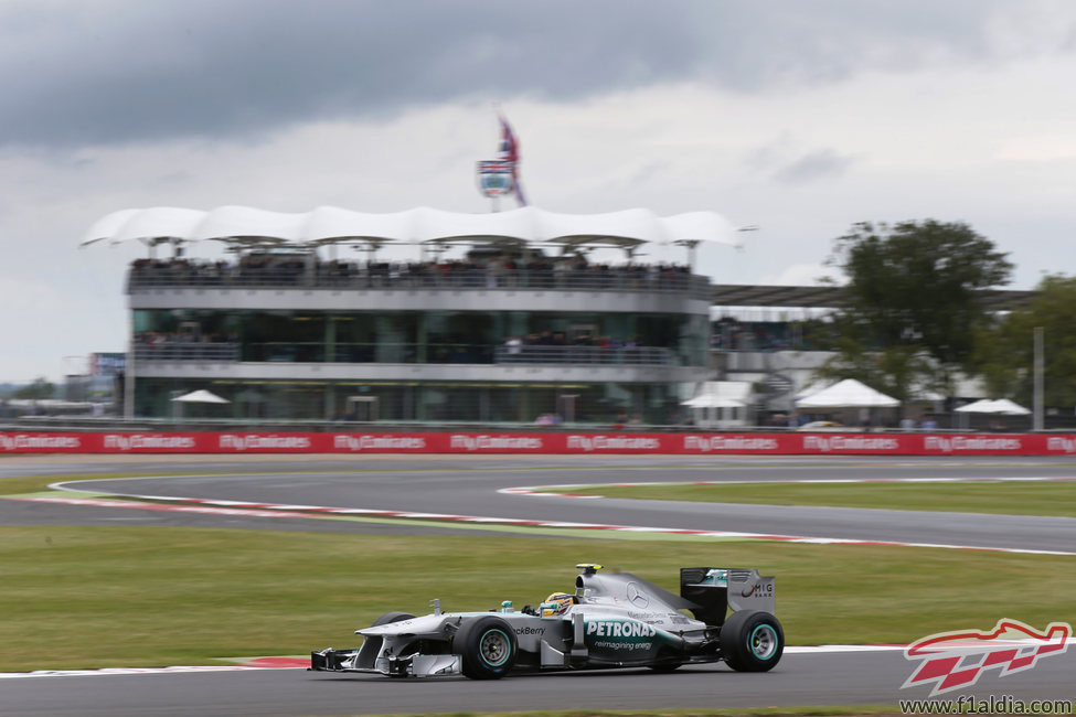 Lewis Hamilton llega a la anterior zona de la meta