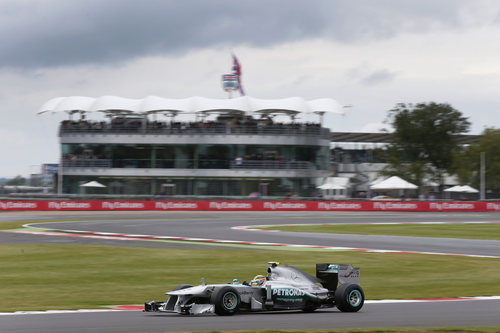 Lewis Hamilton llega a la anterior zona de la meta