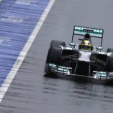 Nico Rosberg bajo la lluvia en el pit-lane