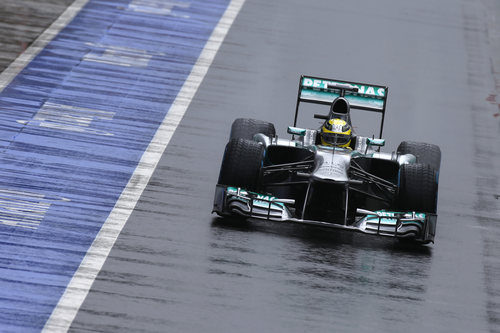 Nico Rosberg bajo la lluvia en el pit-lane
