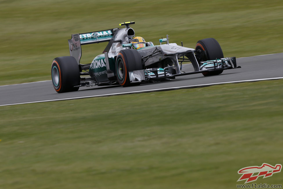Lewis Hamilton con el neumático duro