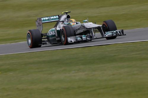 Lewis Hamilton con el neumático duro