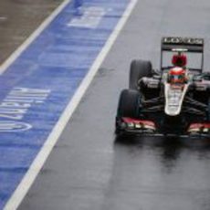 Romain Grosjean sale de pit-lane bajo la lluvia