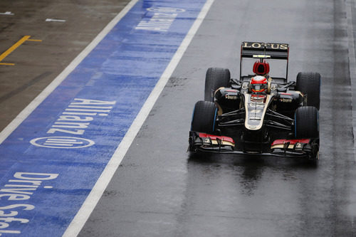 Romain Grosjean sale de pit-lane bajo la lluvia