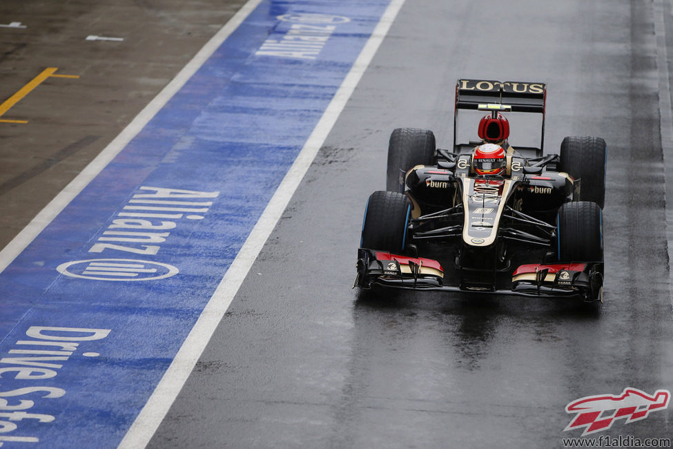 Romain Grosjean sale de pit-lane bajo la lluvia