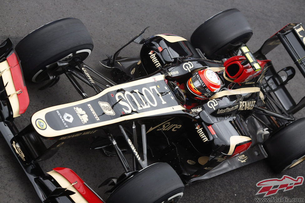 Romain Grosjean sale con el compuesto medio en Silverstone