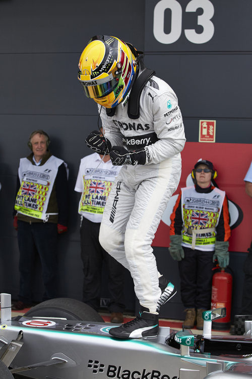 Lewis Hamilton, contento tras lograr la pole