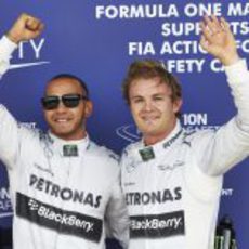 Nico Rosberg y Lewis Hamilton saludan a los aficionados