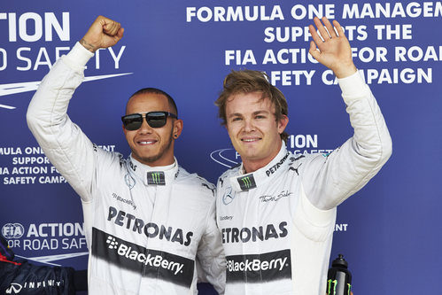 Nico Rosberg y Lewis Hamilton saludan a los aficionados