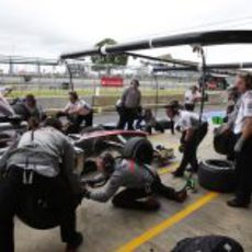 Jenson Button hace un pit stop durante los libres 2 en Silverstone