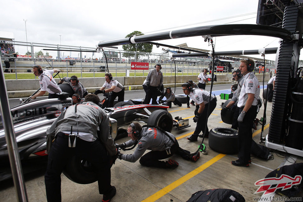 Jenson Button hace un pit stop durante los libres 2 en Silverstone