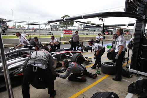 Jenson Button hace un pit stop durante los libres 2 en Silverstone