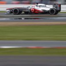 Jenson Button sobre el asfalto aún algo mojado de Silverstone