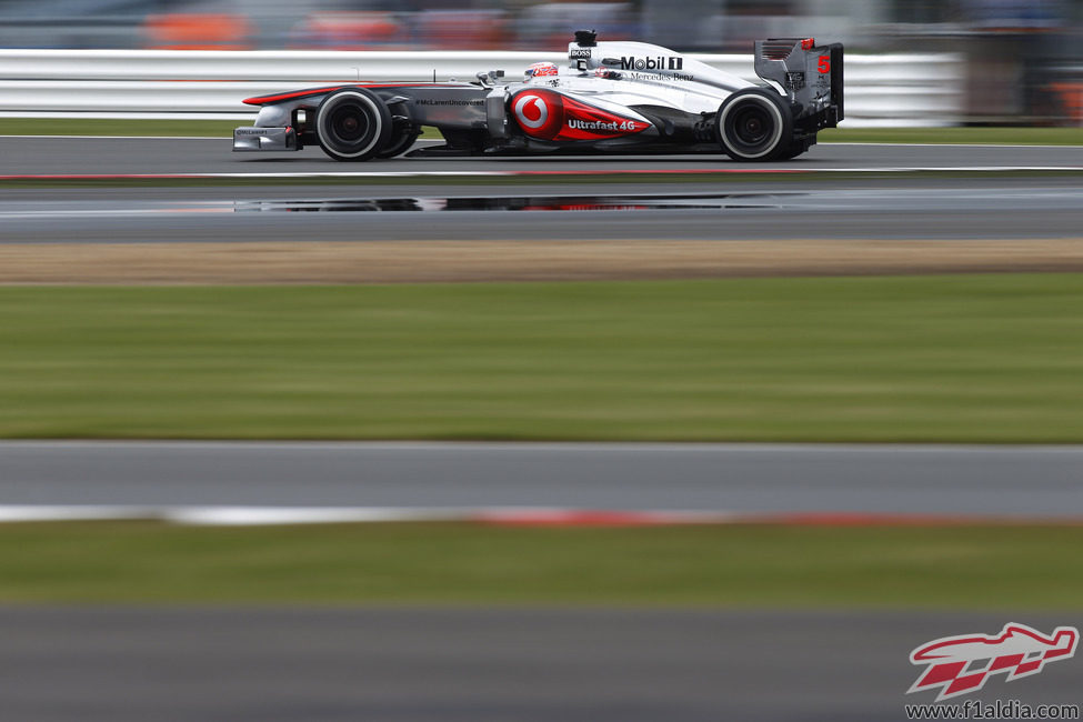 Jenson Button sobre el asfalto aún algo mojado de Silverstone