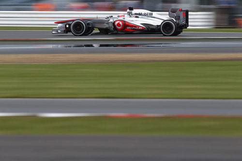 Jenson Button sobre el asfalto aún algo mojado de Silverstone