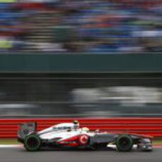 Sergio Pérez a los mandos de su McLaren sobre el trazado inglés de Silverstone