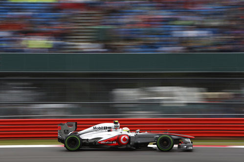 Sergio Pérez a los mandos de su McLaren sobre el trazado inglés de Silverstone