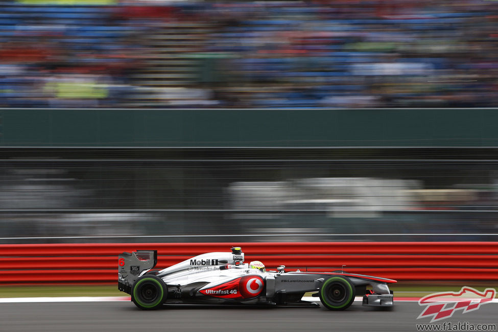 Sergio Pérez a los mandos de su McLaren sobre el trazado inglés de Silverstone