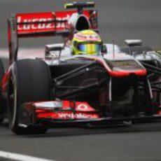 Sergio Pérez prueba el neumático medio en los segundos libres de Gran Bretaña