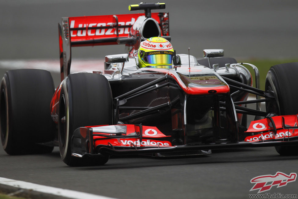 Sergio Pérez prueba el neumático medio en los segundos libres de Gran Bretaña