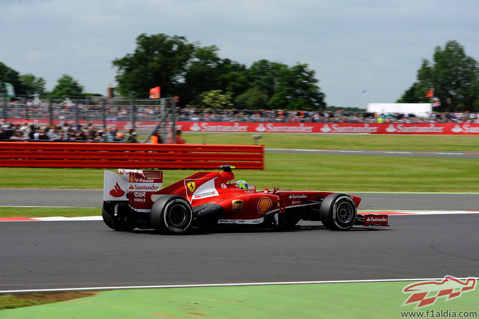 Felipe Massa prueba el ritmo del F138 con el compuesto medio