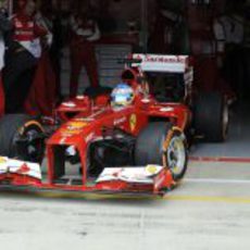 Fernando Alonso abandona el garaje de Ferrari