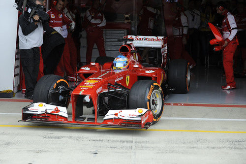 Fernando Alonso abandona el garaje de Ferrari