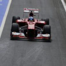 Fernando Alonso regresa al 'pit-lane' de Silverstone