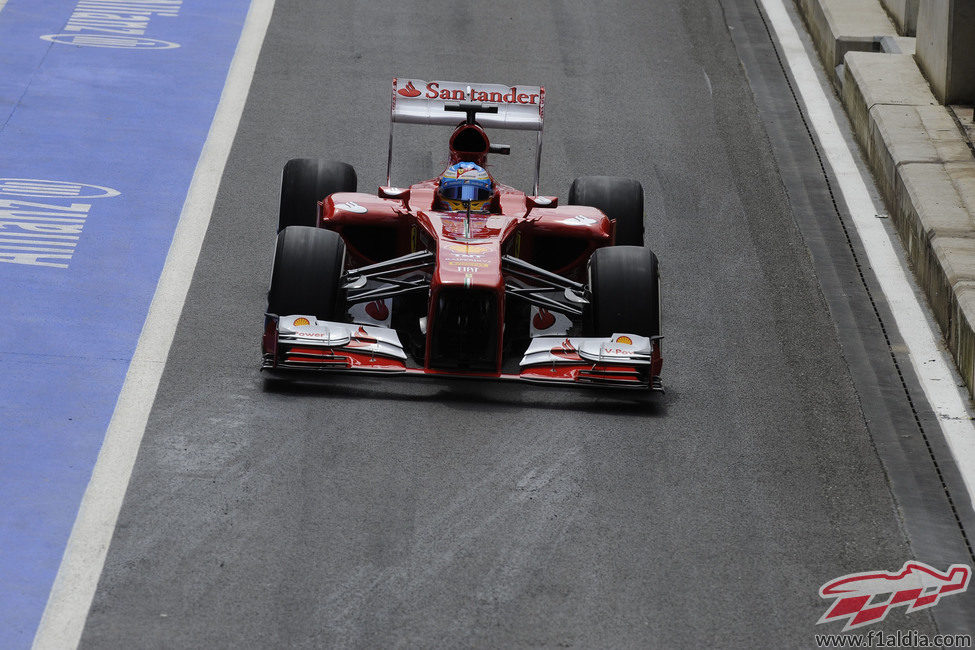 Fernando Alonso regresa al 'pit-lane' de Silverstone